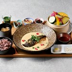 色とりどりのお野菜で体にやさしいせいろ蒸しです。ポン酢と薬味でお召し上がりください。