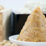 無添加の＜田舎みそ・麹＞をブレンドした味噌を使用しております。
