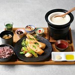 無添加の＜田舎みそ・麹＞をブレンドした味噌を使用しております。