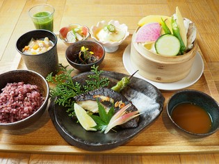 自分好みにセレクトできる、カラダにやさしい一汁六菜定食