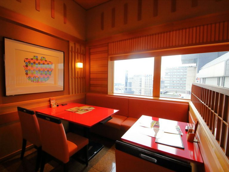和やかなムードで料理を堪能する、大和撫子の集いに