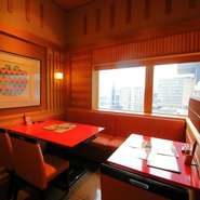 優雅な気分で過ごせる店内は、女子会に最適。個室もあり、周りに気兼ねなくおしゃべりできるのがうれしいところです。焼酎・地酒・人気の果実酒やカクテルなど、女性好みのお酒も多数取り揃えられています。