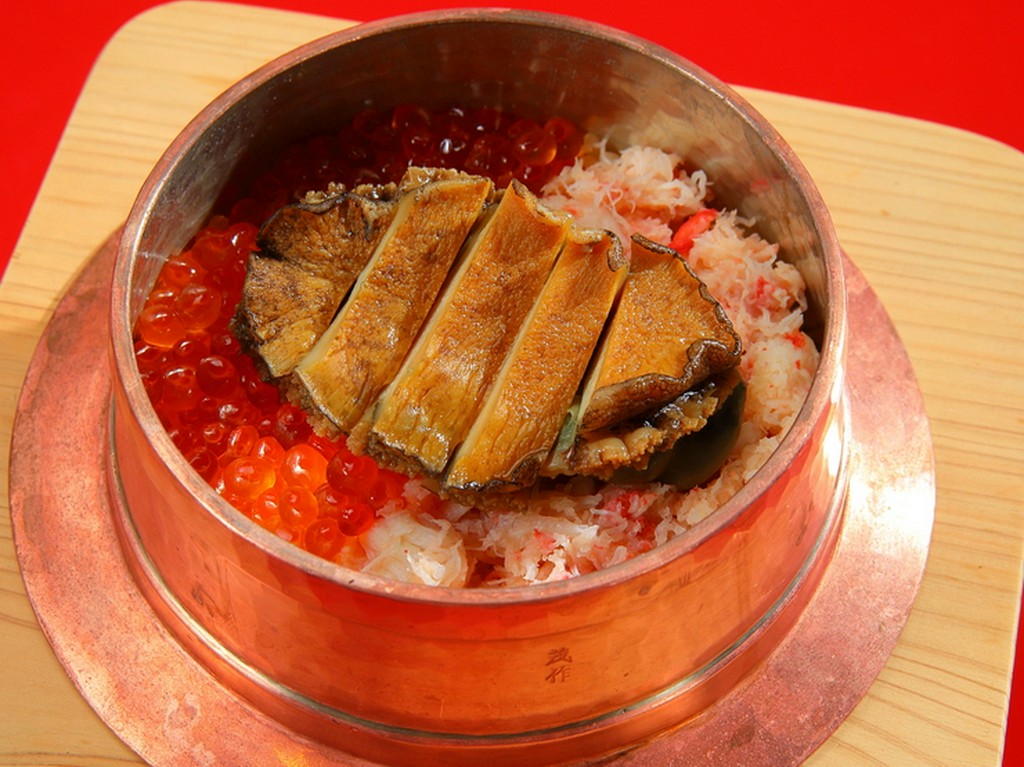 鮑の旨みが凝縮された、だしが効いた『丸ごと鮑・いくら・かにの釜めし』