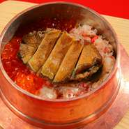 炊き上げたご飯に丸ごと一個の蒸し鮑と、いくらとかにをふんだんに乗せた豪華な釜めし。蒸した鮑がとても柔らかです。注文を受けてから一つ一つ銅釜で丁寧に炊き上げてくれます。
単品　3380円