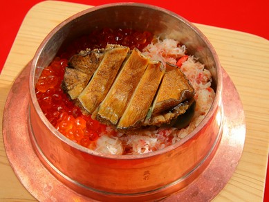 贅沢海鮮の釜めし鮑の旨みが凝縮された、だしが効いた『丸ごと鮑・いくら・かにの釜めし』