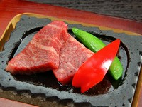 旨味たっぷりの和牛の溶岩焼き。