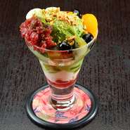 八女抹茶アイス、小豆、白玉、黒豆、豆腐クリームを使った、定番の和パフェ。下には、もっちり柔らかい嶺岡豆腐が入っています。釜めしのコースを注文の方は、＋500円でデザートを『抹茶ぱふぇ』に変更可能。