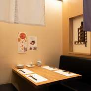 南海難波駅直結の髙島屋8階に位置する【天ぷら新宿つな八　なんば店】は、買い物帰りなどに便利。落ち着いた店内には半個室のテーブル席もあり、夫婦やカップルでのデートに最適です。