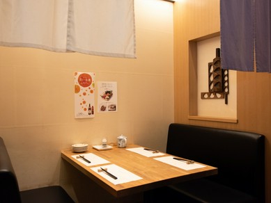 周りを気にせず、ゆったりと美味しい天ぷらを味わえる半個室席