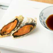 厳選した「うに」を焼きのりで巻いて揚げた創作天ぷら。中の「うに」は火を通しすぎることのない絶妙な火入れは、職人技ならではです。