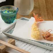 天ぷらに適したサイズの国産の車海老を使用。厨房の水槽で泳ぐ活け車海老を、注文が入っってから取り出して調理してくれるので、鮮度抜群です。食感は柔らかく、ほどよい甘みに思わず笑みがこぼれます。