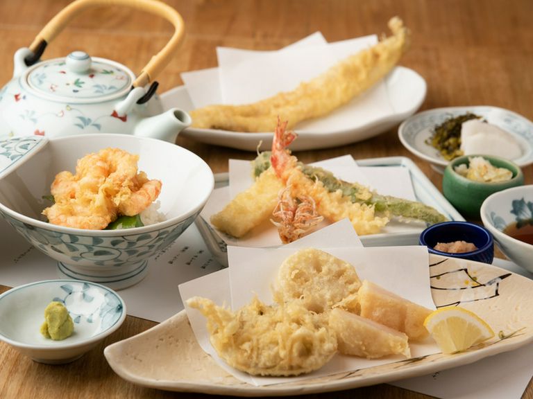 つな八独自のてんつゆとお塩で味わう、自慢の天ぷら