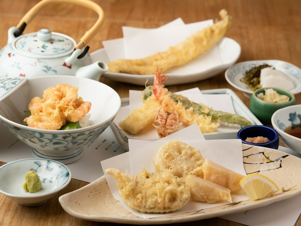 つな八独自のてんつゆとお塩で味わう、自慢の天ぷら