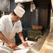 職人の巧みな技が冴えわたる、揚げたての天ぷら