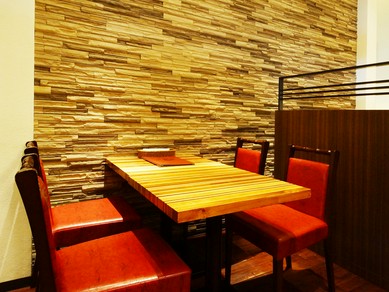 中世ヨーロッパのようなクラシックで落ち着いた空間