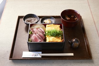 ＜あじと名物＞肉重～ミニ肉玉のせ～
