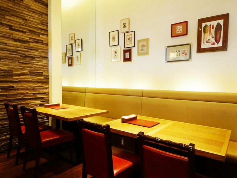 洋食を和風にアレンジした“あじと流”の料理を、モダンな空間で