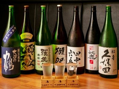 店主が日本各地から集めた日本酒が、通好みのラインナップ