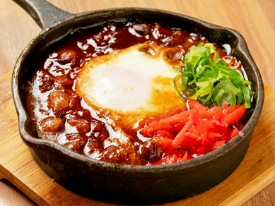 牛すじのトロトロ食感がくせになる『国産和牛の味噌煮込み』