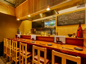 ゆったりと会話を楽しめ、1～2名での利用に最適なカウンター席
