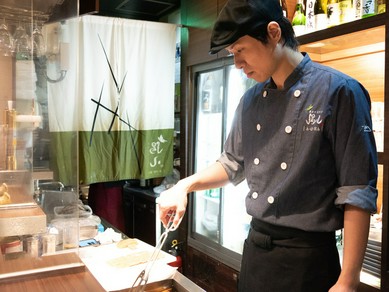 オープンキッチンのライブ感を楽しみながら、デートでのご利用も