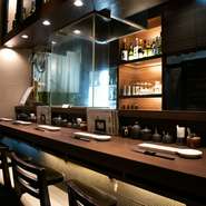 カウンター越しに料理人との会話を楽しめるカウンターは、おひとり様やカップルに人気の特等席。串揚げを調理する風景を眺めながら、ゆるりと大人の時間を過ごせます。高島屋内にいることを忘れてしまいそうです。