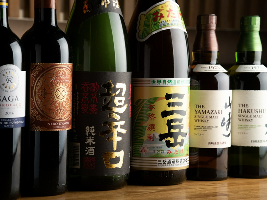 炭火串焼きとの相性を考えたワインをはじめとした多彩な美酒たち