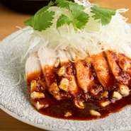 国産鶏をしっとり柔らかく蒸し、豆板醤・ニンニク・生姜・シナモンなどの香辛料でつくる自家製ソースが相性抜群。ピリ辛の刺激と香辛料の香りが立ち、酒が進む一品に仕上がっています。男女問わず人気メニューです。