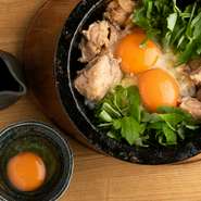 炭火焼き国産鶏、自家製出汁、京都府産の赤たまごを使用。スタッフが目の前で2つ卵を割り入れて手際よく混ぜ、おこげをつくります。仕上げに3つ目の卵を投入し、カリカリふわとろ食感の新感覚の親子丼が完成します。