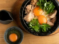 炭火焼き国産鶏、自家製出汁、京都府産の赤たまごを使用。スタッフが目の前で2つ卵を割り入れて手際よく混ぜ、おこげをつくります。仕上げに3つ目の卵を投入し、カリカリふわとろ食感の新感覚の親子丼が完成します。