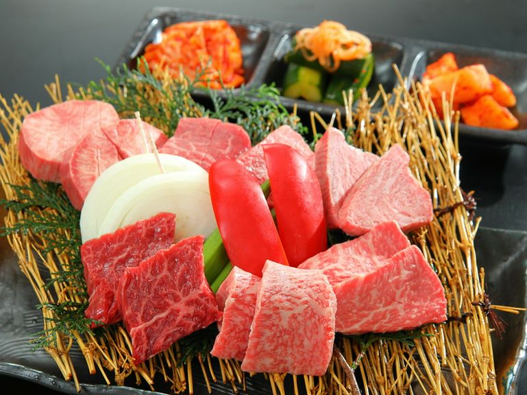 選りすぐりの肉を味わえる、贅沢なセット『極 〜Kiwami〜 豪華7種盛り合せ』