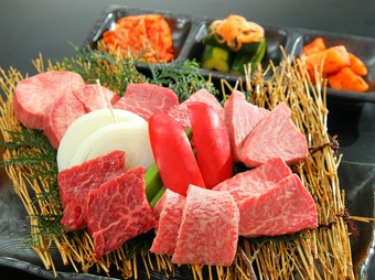 選りすぐりの肉を味わえる、贅沢なセット『極　～Kiwami～　豪華7種盛り合せ』