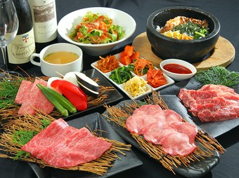 定番の焼肉メニューにプレミアムな特選和牛がプラスされた贅沢コース。（クーポン適用後の価格です）