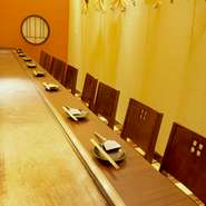 店内は、13席のカウンター席が開放的なオープンキッチンを囲む形になっています。目の前で熟練の料理人が焼いてくれる様子を眺めながら、焼き立ての料理に舌鼓。臨場感もご馳走の一つです。