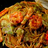 肉は近江牛、鹿児島産の豚肉を使用。海鮮類は大阪中央卸売市場で直買いするものが中心です。エビやイカを贅沢に使った鉄板料理から一品料理まで揃っていて、本店同様のクオリティが人気を集めています。