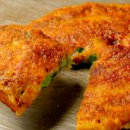 キャベツではなく大量のねぎを使ったねぎ焼きです。主に鹿児島産の豚肉に、ねぎをたっぷり合わせて。じっくり焼き上げることでねぎの甘みが増し、独自にブレンドした醤油ダレと良く合います。