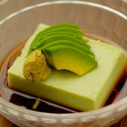 まずオーダーすべき一品、アボカドを丁寧にすりつぶして濾したものを豆乳と合わせた自家製豆腐。まろやかで濃厚なアボカドと出汁醤油が相性抜群です。