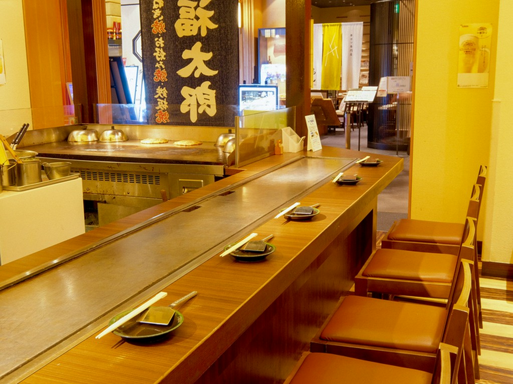 ライブ感あふれるキッチンを囲むカウンター席