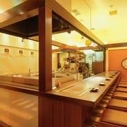 お客様とコミュニケーションを取りながら、美味しく楽しく食べてもらいたいという林氏。全席カウンターという距離感を生かし、どのお客様も気軽におしゃべりできるような雰囲気を心掛けているといいます。