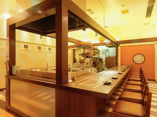 カウンター越しの会話も弾む、居心地の良いひとときを提供