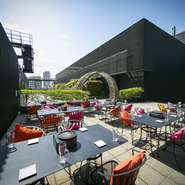 緑あふれるルーフトップのテラス席は開放感抜群です◎