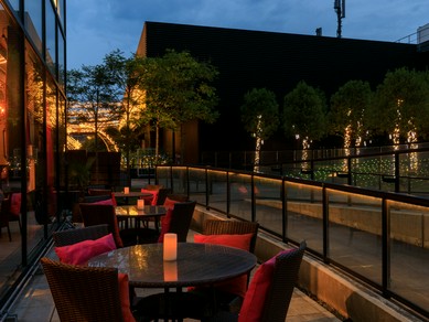 開放的なテラス席で、風を感じながらの食事は格別の味わい