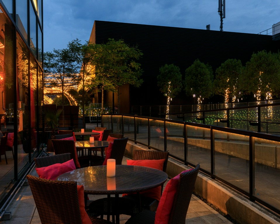 開放的なテラス席で、風を感じながらの食事は格別の味わい