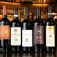 世界中から料理によく合うワインを厳選。第三世界のワインと言われるチリ、アルゼンチン、イスラエルなどのワインも取り入れられており、大阪にいながら世界旅行をしている気分になれます。