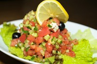 胡瓜、トマト、タマネギを細かくサイコロ型にカットしレモンジュース和えをした中近東サラダ。