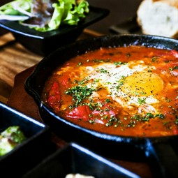 シャクシュカ（野菜のチリトマトソース炒め半熟卵とじ）