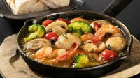 パプリカやチリなどの香辛料をたっぷり使ったトマトソースをベースに、卵を落としてグリルした料理。辛さを抑えて食べやすくしてあります。バゲットに乗せて食べるのが定番。