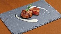 赤身肉のおいしさを堪能できるフィレ肉のステーキ。しっとりと柔らかく、なめらかな舌触りに魅了されます。ステーキハウスで修業をしたシェフの焼き技が見事。フィレ肉と相性の良い赤ワインソースで味わえます。