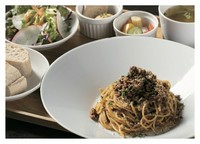 季節の食材を使ったパスタを、日替わりでご提供。
サラダ・スープ・タパス3品に、パンが付いたバランスの良いセットです。