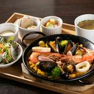 色々な海鮮がたっぷり入り、香ばしいサフランの香りが広がります。満足感たっぷりのランチです。
スープ、サラダがついています。